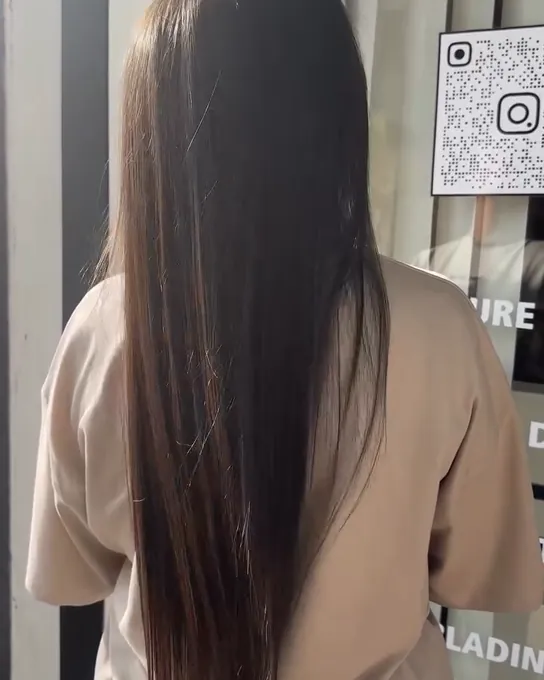 Longs cheveux noirs lissés, vus de dos
