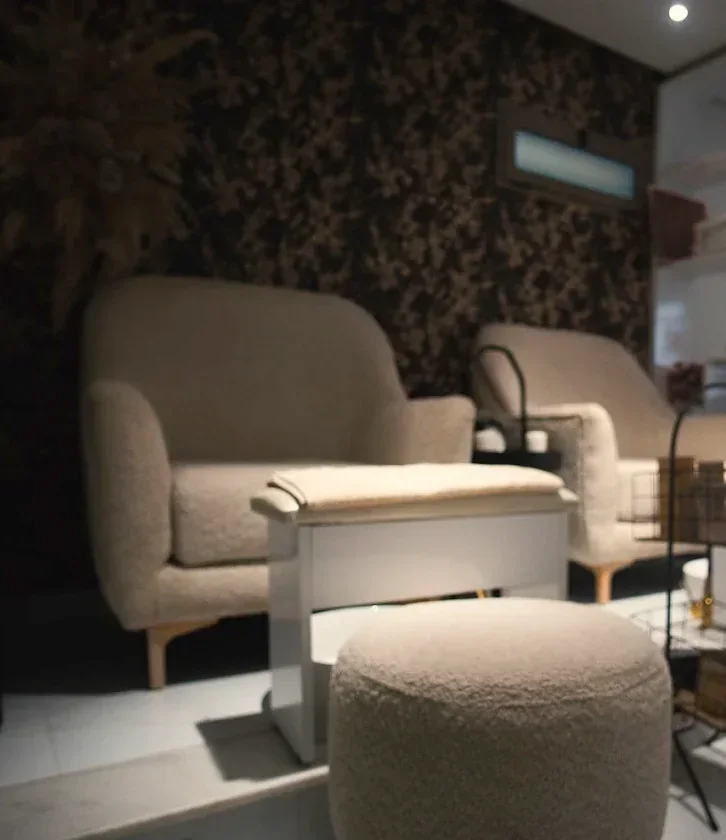 Le coin pédicure d'Elle One, fauteuils en laine bouclée et poufs